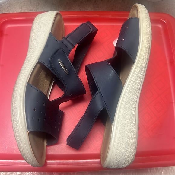 Flyflot Sandals Size 10 - Picture 4 of 15